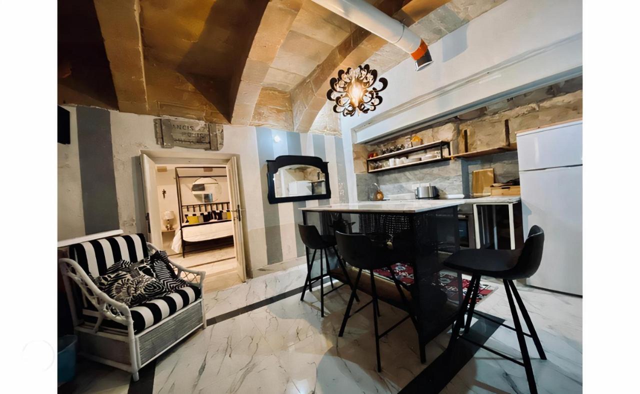 Апартаменты Charming Townhouse Prime Area Валетта Экстерьер фото